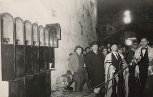 Chazan Shabtay Braun (father of Chazan Yechezkel Braun) with his boys at a kotel performance