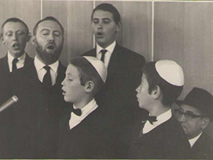 Chazan Shabtay Braun (father of Chazan Yechezkel Braun) and his boys choir